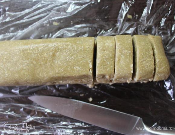 Разогреваем духовку до 180 градусов. Застилаем противень пекарской бумагой.
Достаем затвердевшую колбаску и нарезаем ее колечками приблизительно 1 см в толщину (у меня получилось 20 штук).
Выкладываем заготовки на противень на БОЛЬШОМ расстоянии друг от друга (так как печенье очень вырастает в объеме) и ставим в духовку на 12-15 минут (смотрите по своей духовке и не передержите, как начнут подрумяниваться края, то сразу доставайте).