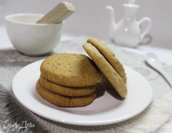 Вначале печенья будут очень мягкие, но, по мере остывания, приобретут необходимую консистенцию, поэтому им лучше дать остыть прямо на бумаге.
Если хранить печенья закрытыми, то они станут мягкими, если оставить на воздухе, то будут немного хрустящими.
И так и так очень вкусно!