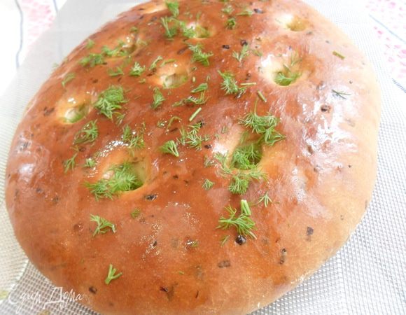 Отправить в разогретую до 200С духовку на 20 минут. Достаем, обильно поливаем оливковым маслом и присыпаем зеленью. У меня на этот раз укроп - очень вкусно с розмарином, но это уже другая история... А далее разламываем, макаем в оливковое масло, кушаем и думаем "еще кусочек, и еще кусочек, и самый последний кусочек"
Приятного Вам аппетита!