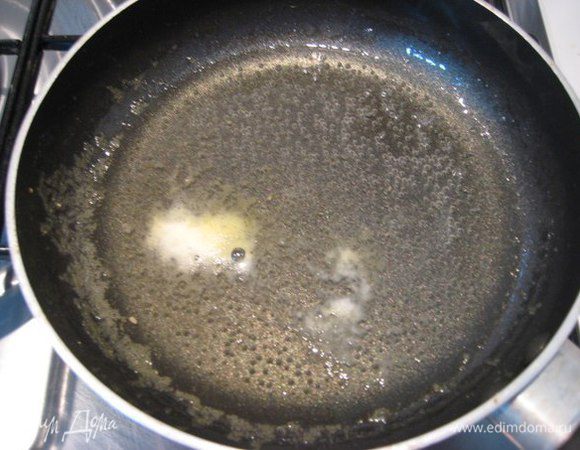 В сотейнике смешать сок и сахар, довести до кипения и варить на слабом огне 2 - 3 минуты.