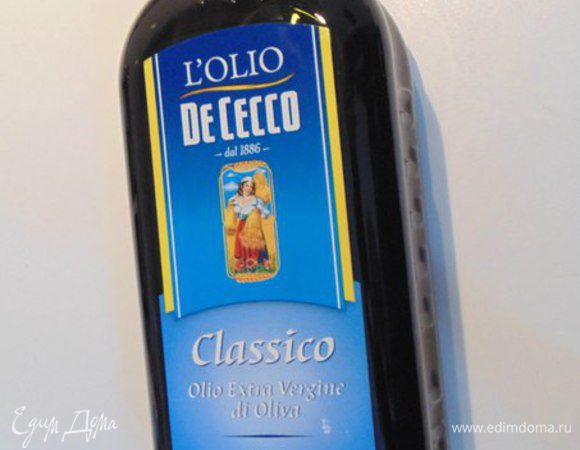 Влить 2 ст.л. оливкового масла и мешать до загустения, чтобы получился гладкий соус.