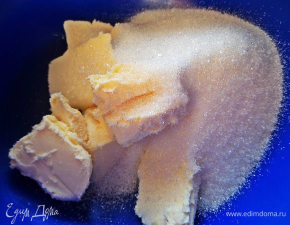 Мягкое масло растереть с сахаром и ванилью.