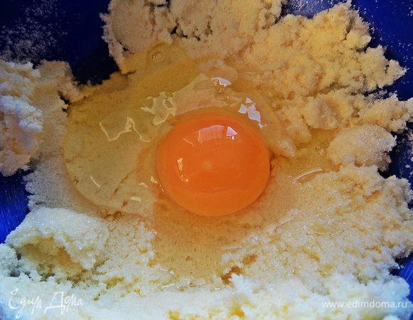 Далее вбиваем яйцо, если брать мелкое, то муки возьмёт чуть меньше!