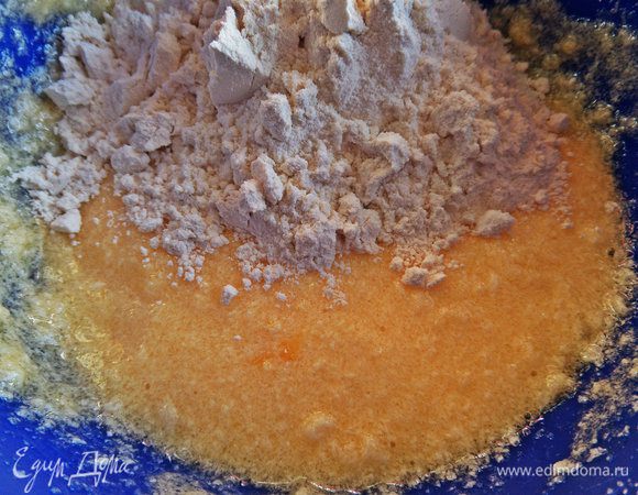 Высыпаем просеянную муку (вначале брала 70 г, но печенье сильно растеклось) с разрыхлителем.