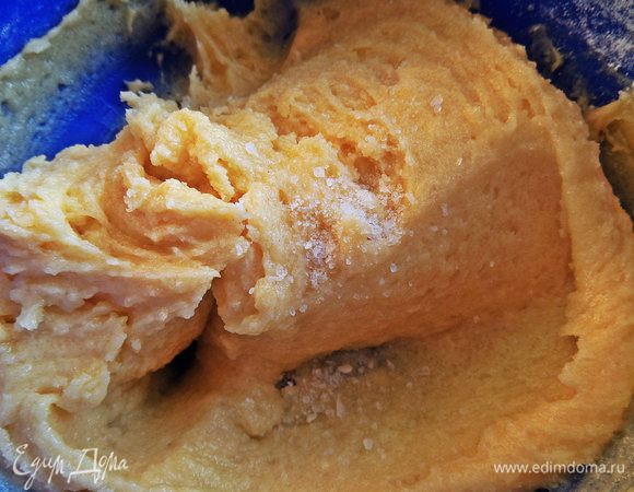 Обязательно добавьте крупную соль, здесь она очень кстати! Лимонный сок сбалансирует кислинкой сахарность печенья.