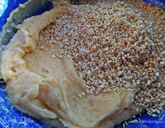 Немного остудить семечки и высыпать в тесто.