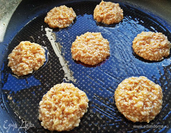 Смазать тефлоновую форму и выложить тесто по ложке на расстоянии друг от друга. Выпекать каждую партию мнут 15 при 180*.