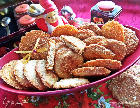 Сразу подаём дегустаторам ароматное печенье. Оно так пахнет орешками!