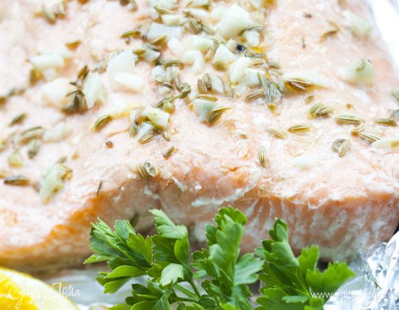 Готовую рыбу украсить веточками петрушки и подавать с дольками лимона.