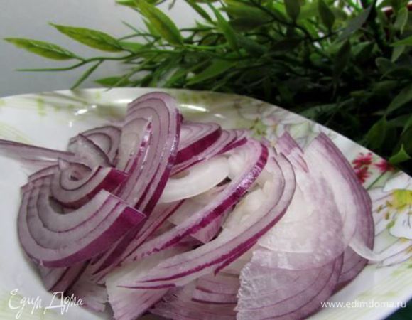 Лук очистить и очень тонко нашинковать.