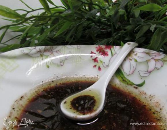 Смешать уксус, масло, сахар, соль, перец.