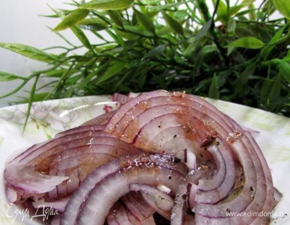 Залить заправкой лук и оставить.