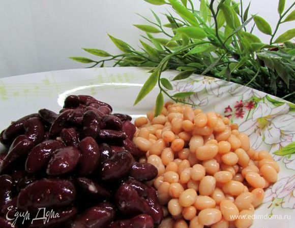 Из фасоли слить рассол, выложить её в большую миску.