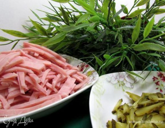Ветчину и огурцы нарезать соломкой.