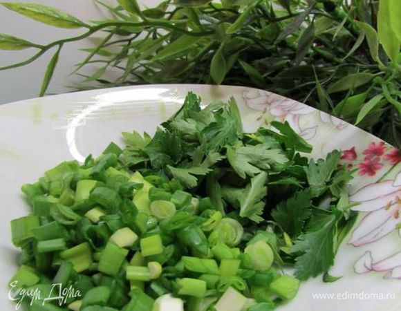 Зелень вымыть, обсушить. Зелёный лук нарезать колечками, с петрушки снять листики. Петрушку можно заменить на кинзу (на любителя).