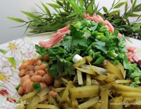 Добавить к фасоли ветчину, огурцы и зелень, перемешать.