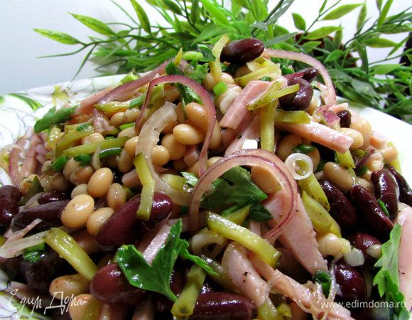 Добавить лук с заправкой и ещё раз осторожно перемешать. Переложить в салатницу.