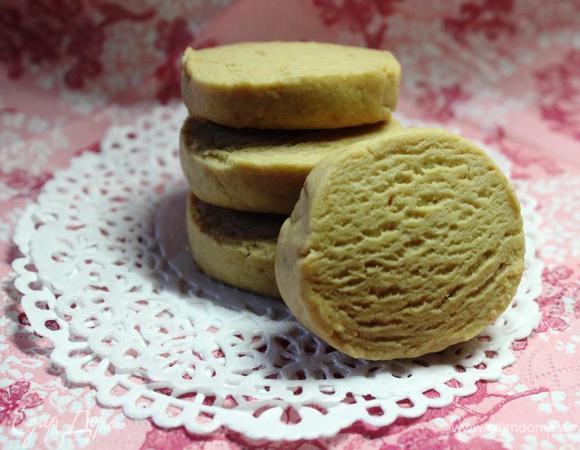 А эти я пекла первыми с арахисовой халвой. Они более плотные, так как я добавляла чуть меньше халвы (150 г) и сахар (2 ст.л.).
Менее халвично, но тоже вкусно!
Угощайтесь!