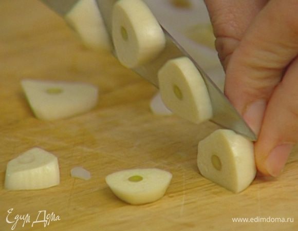 Чеснок почистить и нарезать пластинками. 