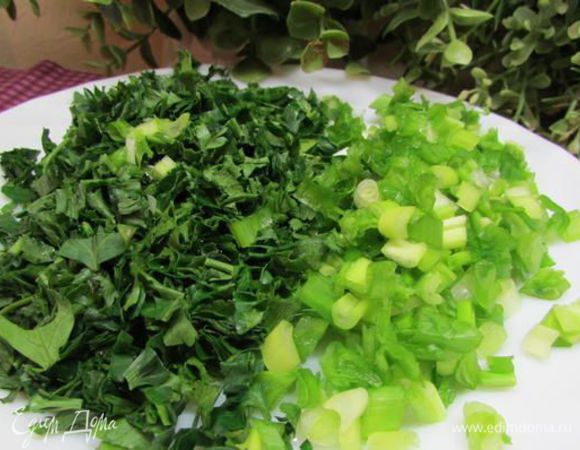 Лук и петрушку вымыть, обсушить и мелко порезать.