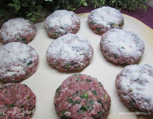 Мокрыми руками слепите небольшие круглые толстенькие котлетки. Выложите их на присыпанную манкой доску, сверху тоже присыпьте манкой. Накройте плёнкой и поставьте в холодильник на 30 минут. 