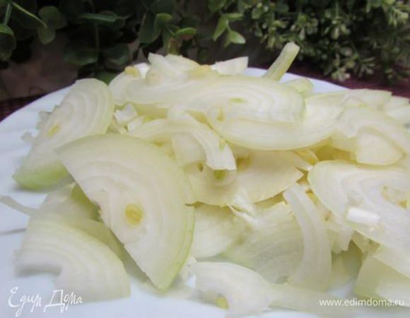 Лук очистите и нарежьте. 