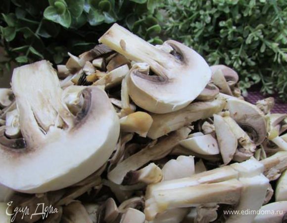 Грибы нарежьте на 6-8 частей. 