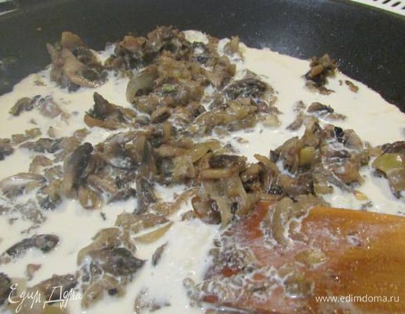 Влейте в смесь грибов и лука сливки и доведите до кипения, всё время перемешивая, чтобы не образовались комочки. 