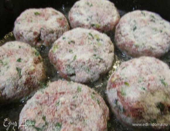 Обжарьте котлеты в масле на сильном огне до румяной корочки. 