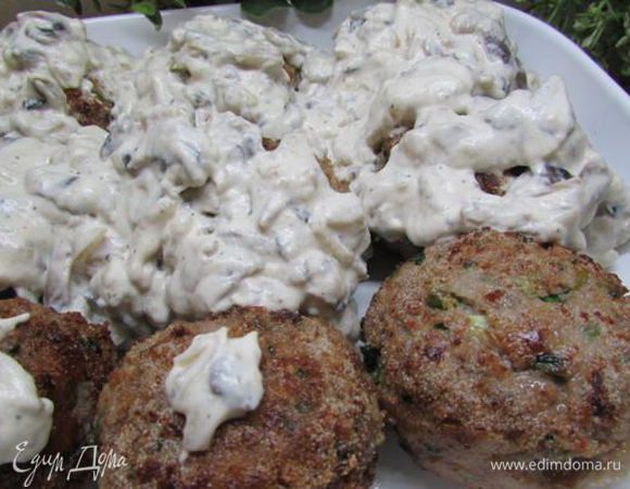 Готовые котлеты сложите в форму, залейте соусом и запекайте при 180 градусах примерно минут 25-30.