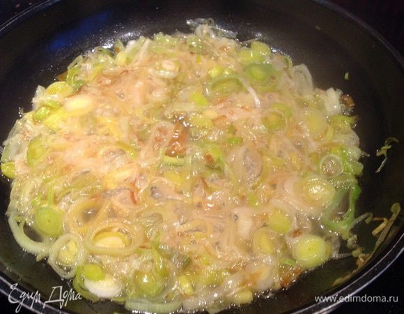 Увеличьте огонь, добавьте вино и уварите его в два раза. Подмешайте муку и готовьте еще пару минут.