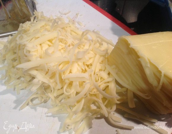 Сыр натрите на крупной терке.