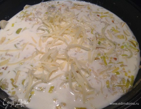 Сделайте огонь потише, добавьте сливки и половину сыра, посолите. Подогрейте, но не доводите до кипения, затем снимите с огня и добавьте хрен. Перемешайте.