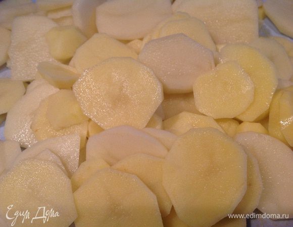 Картофель почистите и нарежьте тонкими пластинами.