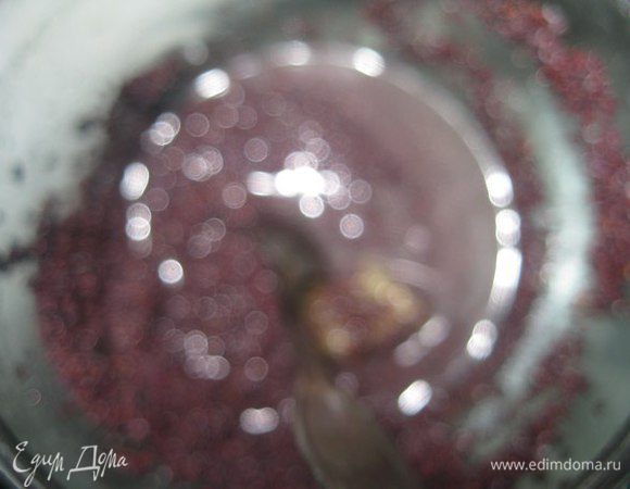 Делаем маковую начинку: запариваем мак на 2 часа.
Сливаем воду и растираем мак в ступке 10 минут, до появления беленького молочка. Добавляем густой мед и перемешиваем. 