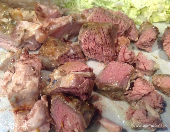 Запеченную говядину нарежьте тонкими небольшими кусочками.