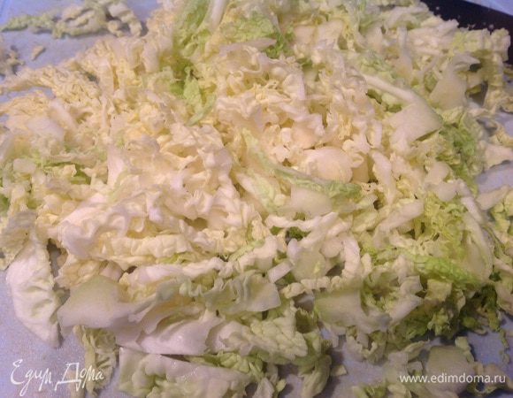 Капусту я тонко нашинковала. Джейми предлагает взять 8 листьев, удалить жесткие прожилки, слегка отварить и обсушить.