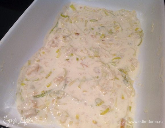 Духовку разогрейте до 220 градусов. Смажьте форму оставшимся маслом и выложите 1/3 соуса.