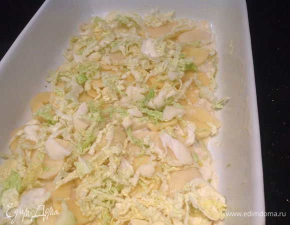 В соус выложите 1/3 часть ломтиков картофеля, посолите. Сверху выложите половину капусты и...