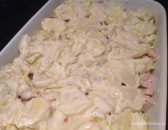 Повторите, завершая запеканку третьим слоем картофеля и соуса.