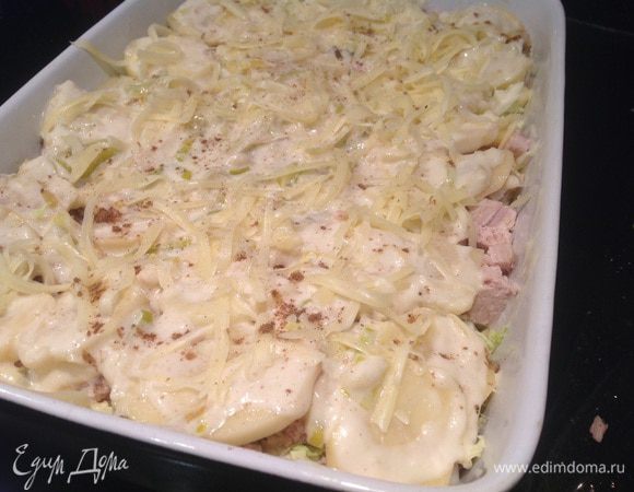 Посыпьте оставшимся сыром и мускатным орехом. Запекайте в духовке около часа, пока картофель не станет мягким и золотистым. Если запеканка подрумянилась, а картофель еще не готов, накройте ее фольгой.