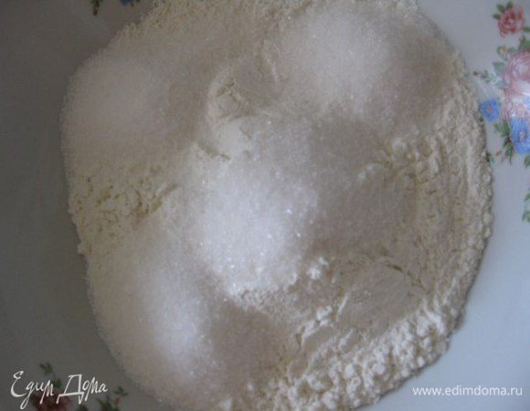 Перемешать сахар, муку, соль и разрыхлитель.