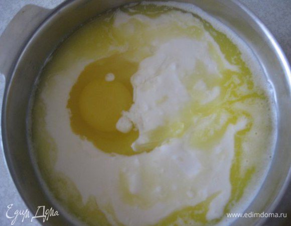 К молоку добавить масло и яйцо. Перемешать.