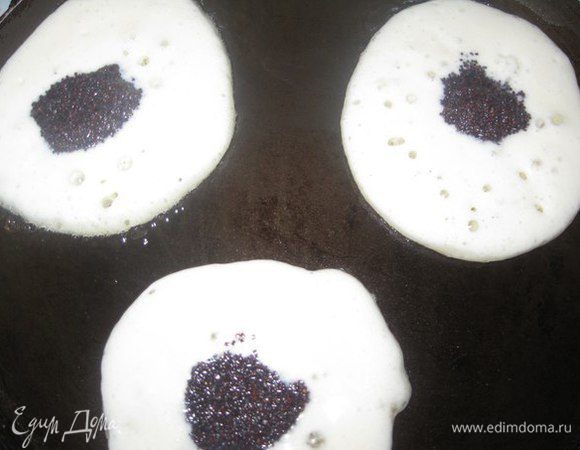 На сковороду выливаем 1,5 столовых ложки теста, наверх выкладываем 1 ч.л. маковой начинки. 