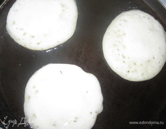 Поверх начинки еще раз немного теста, что бы покрыть мак.