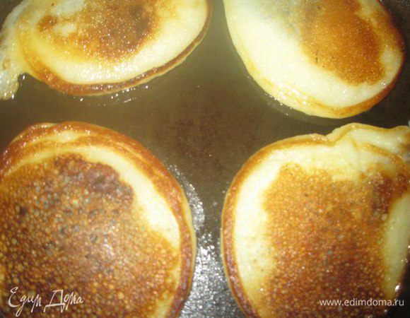 Переворачиваем блинчики. Их можно сделать разного размера.
Блинчики складываем стопочкой по 8 штук.