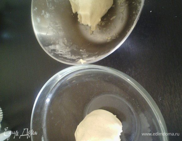 Растопить шоколад и оставить охлаждаться.
В масляную массу просеять муку, замесить тесто, разделить на 2 одинаковые части.