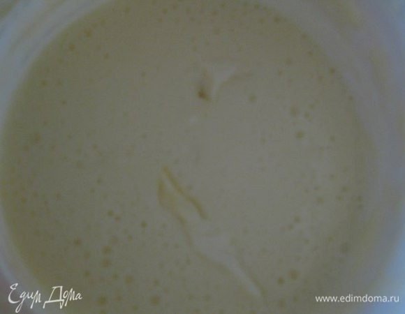 Берем йогурт, лучше ванильный или фруктовый. У меня был натуральный, поэтому я добавила немного сахарной пудры и ванилина.