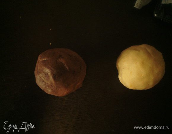 В одну часть теста добавить теплый шоколад, замесить тесто. В другую часть натереть цедру лимона и вымесить тесто.