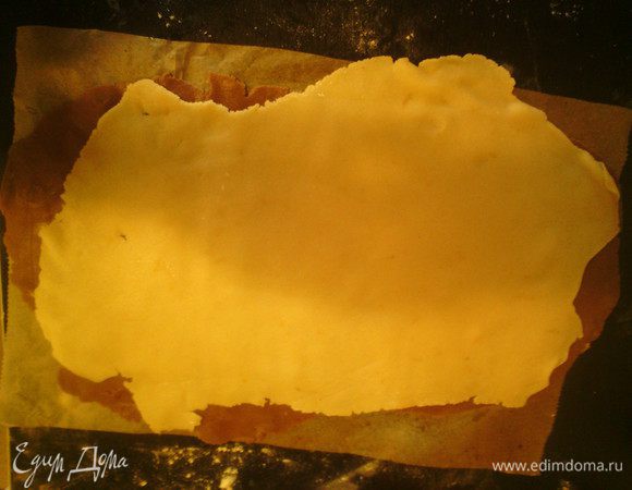 Раскатать каждый шарик в прямоугольный пласт одинакового размера. Лимонный положить на шоколадный.